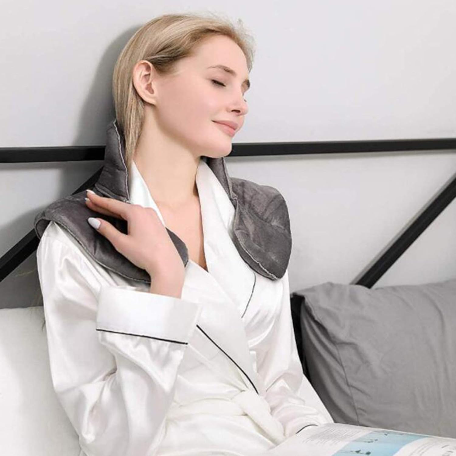 Femme détendue avec un coussin chauffant aux graines de lin sur les épaules