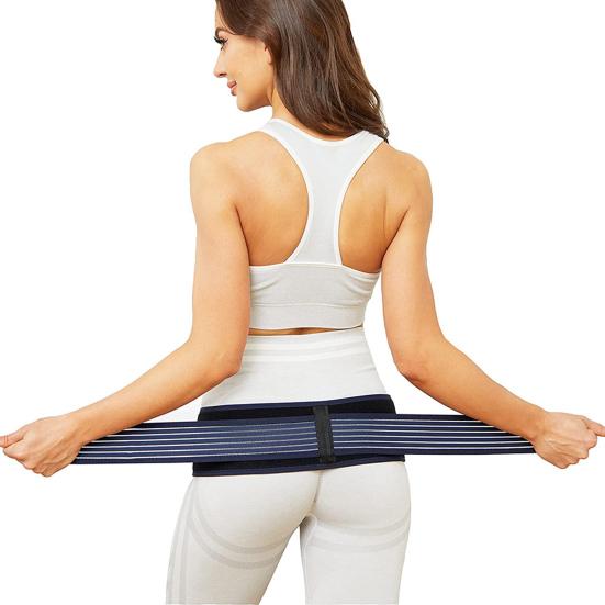 Femme ajustant les sangles de la ceinture de soutien pelvien PelviCore™ pour un maintien personnalisé.