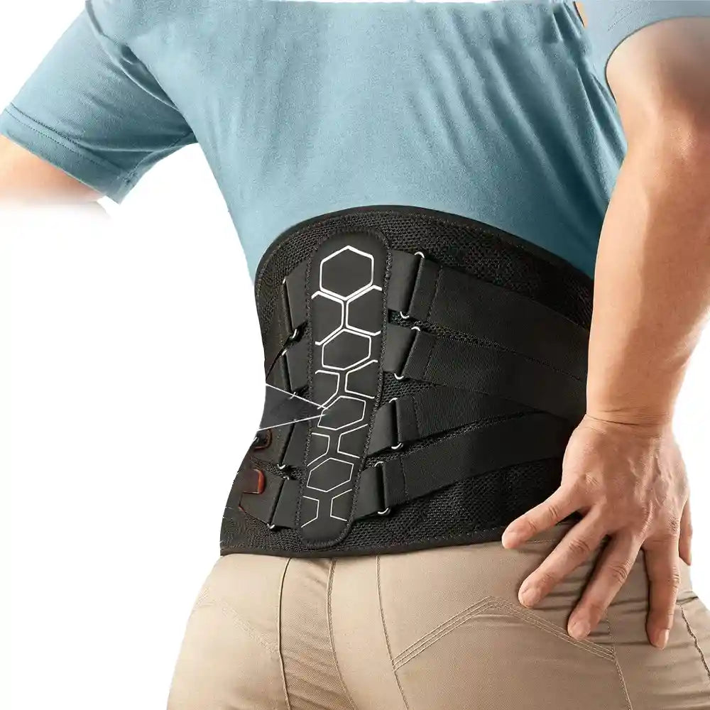 Homme portant la ceinture SpineGuard Pro™ pour un soutien lombaire actif pendant ses activités, prévenant la douleur.