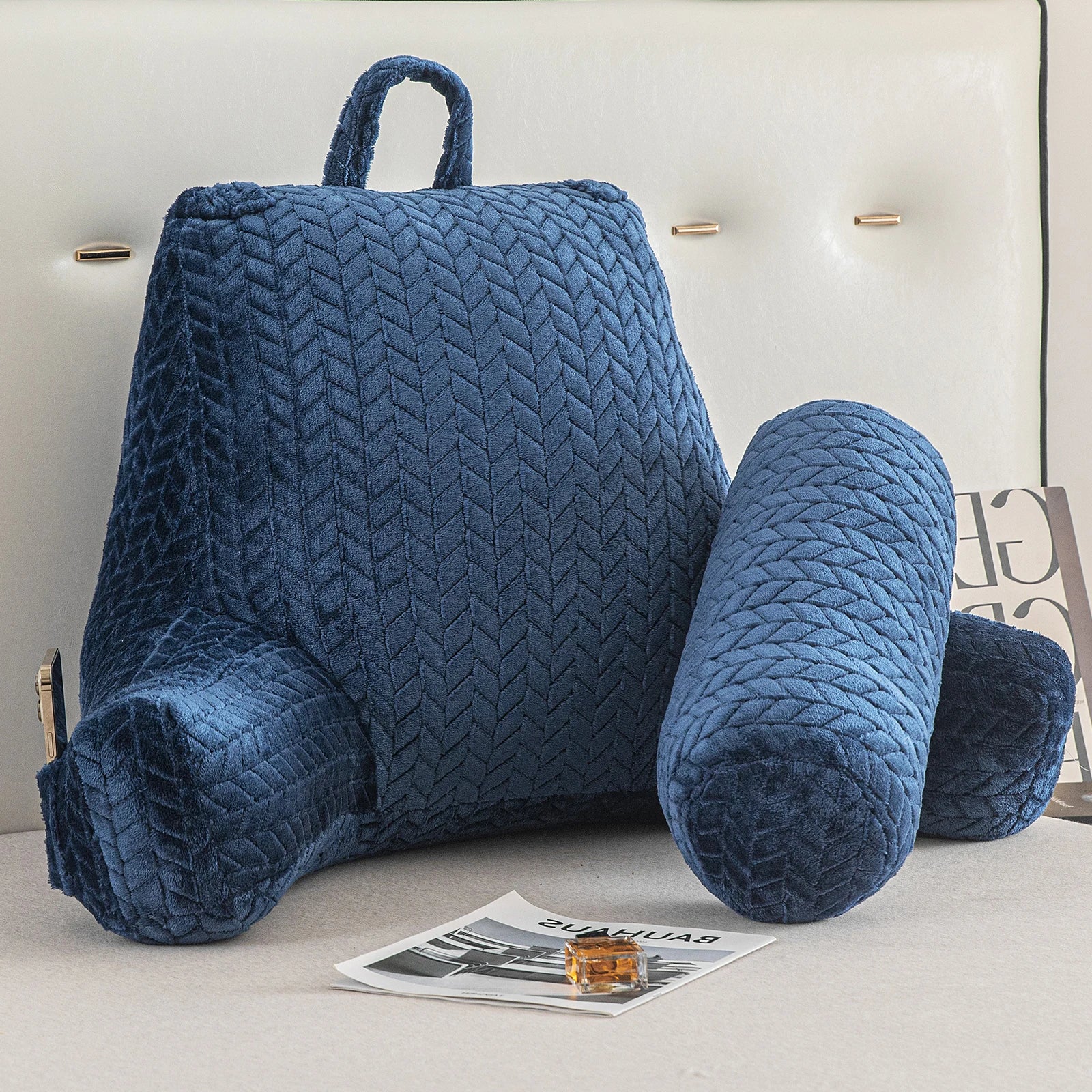 Coussin de lecture ReadingThrone™ bleu avec son appui-nuque amovible, illustrant sa modularité pour un confort sur-mesure.