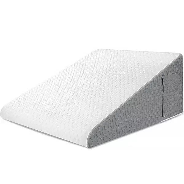 coussin en triangle pour soulager le dos au lit