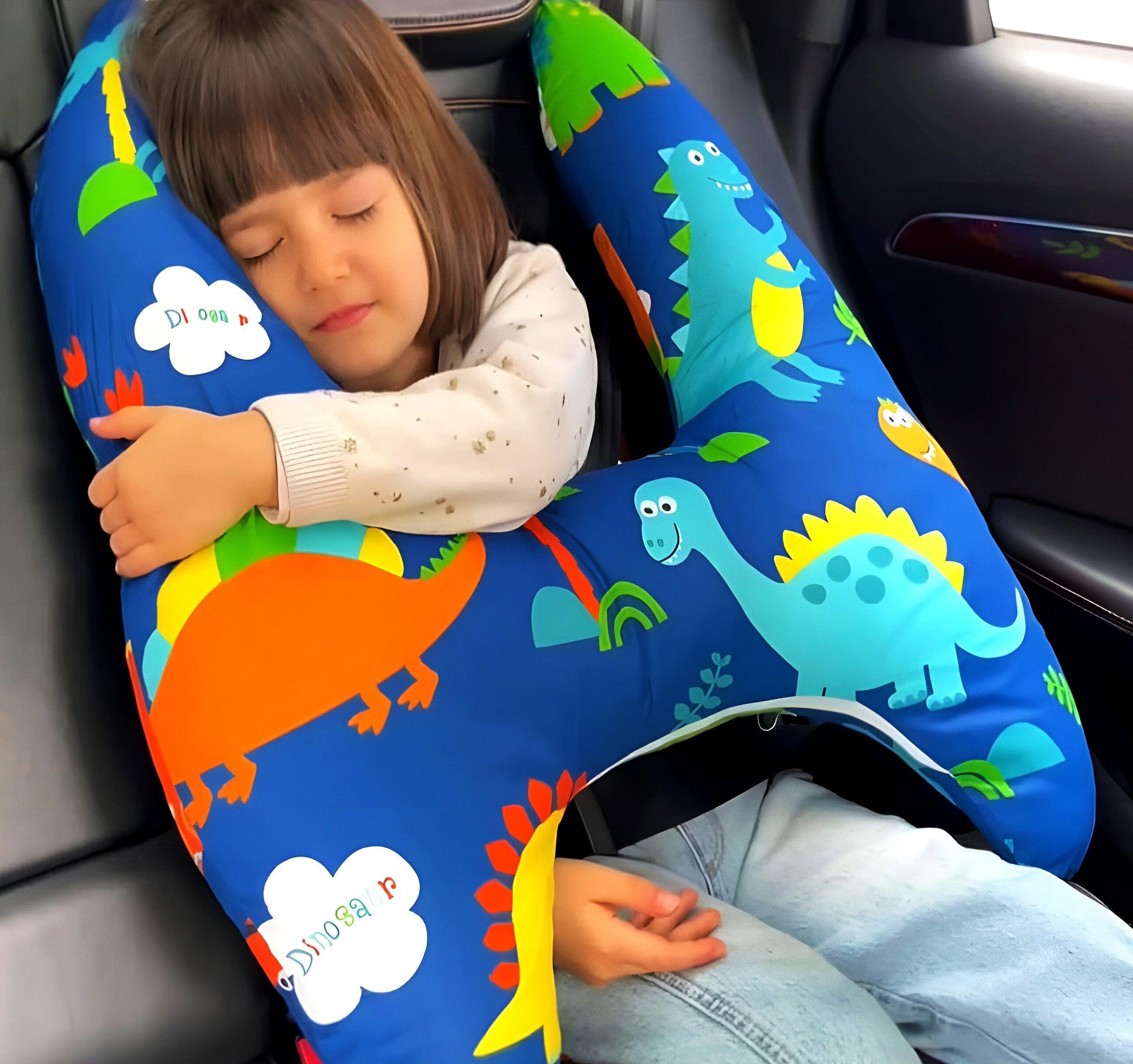 enfant dormant avec coussin voiture enfant confort en coton motif dinosaure