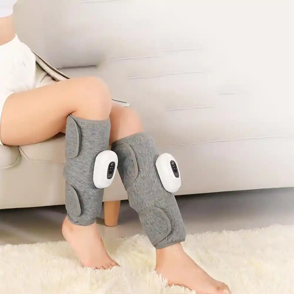 Personne se relaxant sur un canapé, utilisant les masseurs de mollets sans fil AeroRelief™ pour soulager les jambes lourdes.