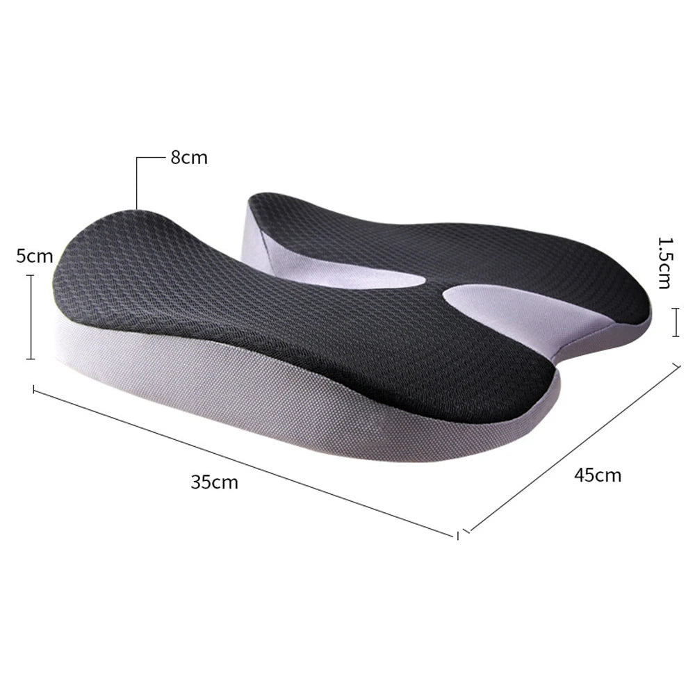 Schéma technique montrant les dimensions du coussin orthopédique ErgoDrive™, avec sa pente de 8cm à 1.5cm pour la correction du bassin.