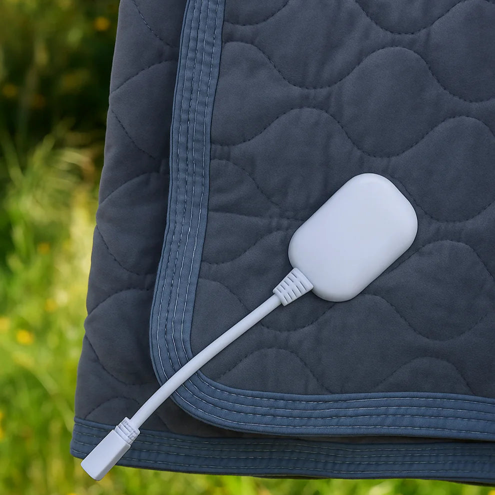 Gros plan sur le connecteur d'alimentation sécurisé de la couverture chauffante 12V ThermoNomad™.