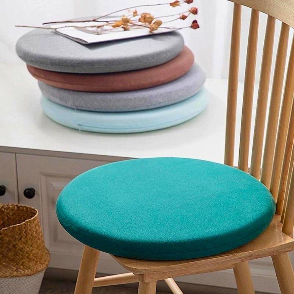 Galette de chaises rondes vert foncé sur chaise avec autres couleurs empilées