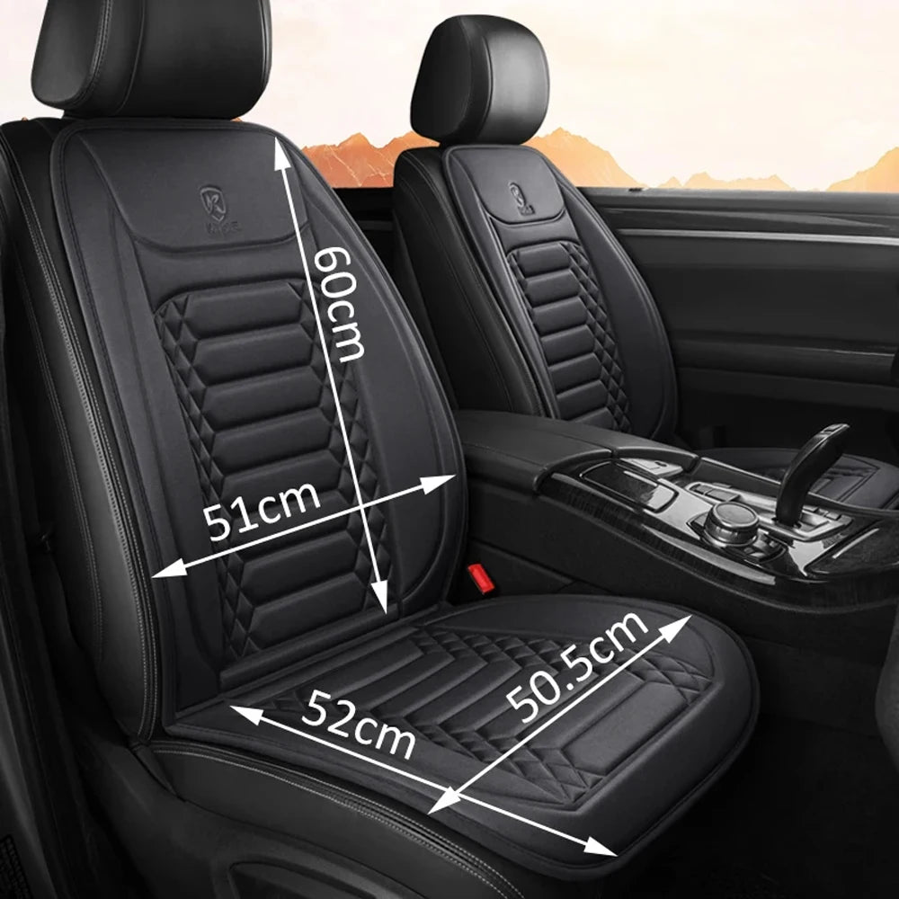Coussin chauffant ThermoDrive installé sur un siège auto, avec des cotes précisant ses dimensions pour prouver sa compatibilité universelle.