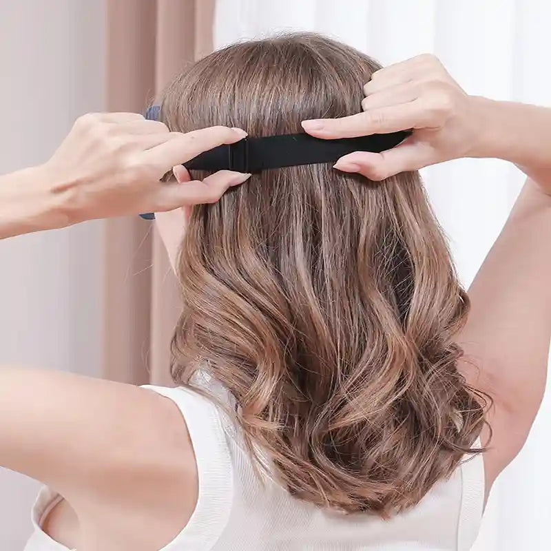 Homme dormant paisiblement avec le masque AuraMask Air™ tandis que sa partenaire utilise son téléphone, démontrant l'occultation totale de la lumière.