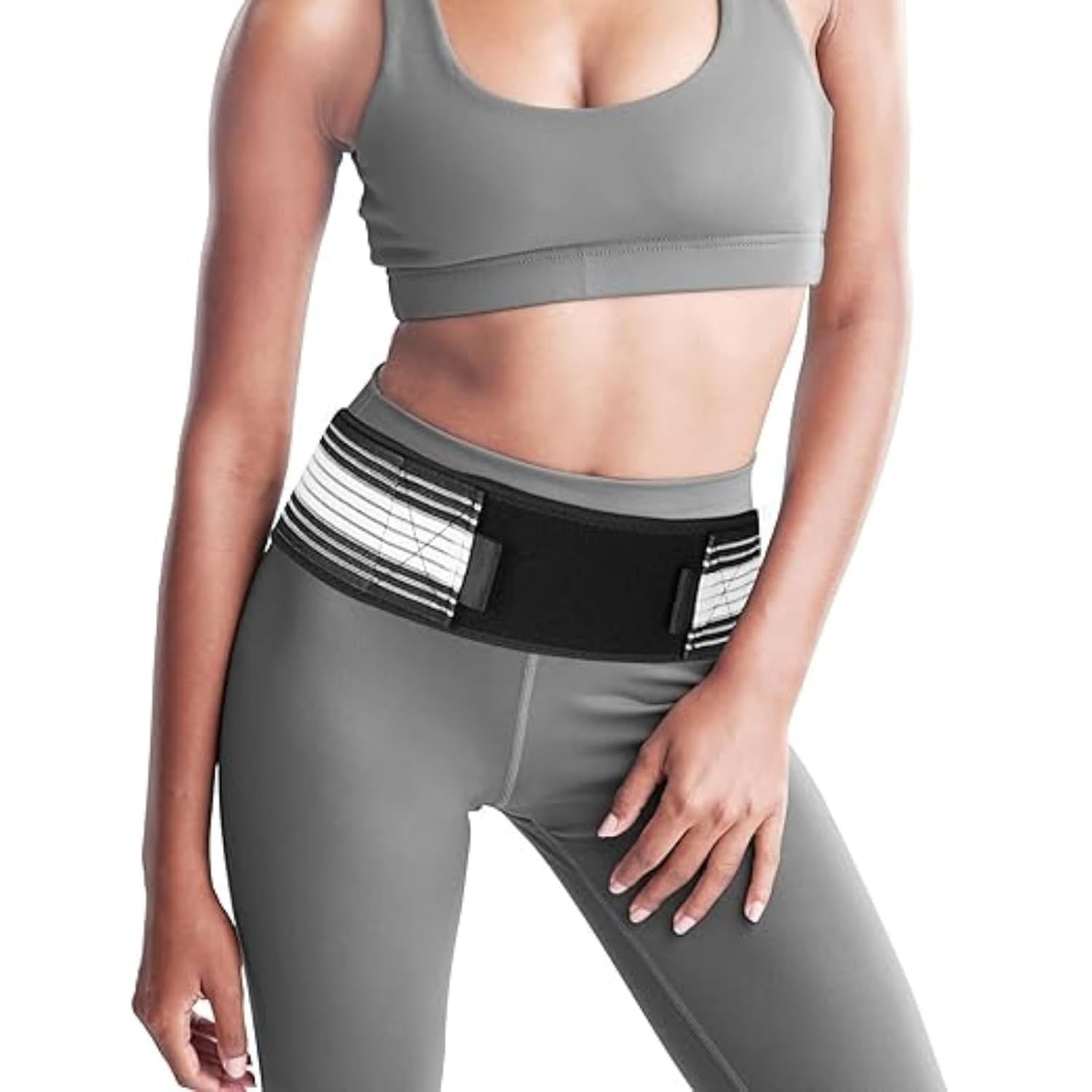 Modèle portant la ceinture de stabilisation PelviCore™ sur ses hanches pour un soutien actif durant le mouvement.