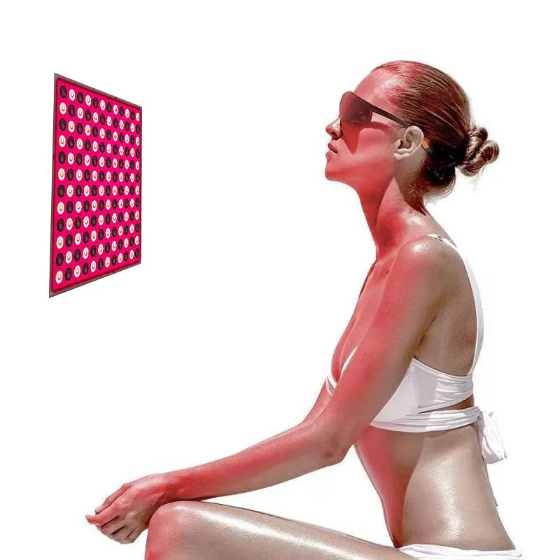 ALT Text : Femme en position de méditation utilisant le panneau de thérapie par lumière rouge et infrarouge DermaLuxe™ pour un soin régénérant.