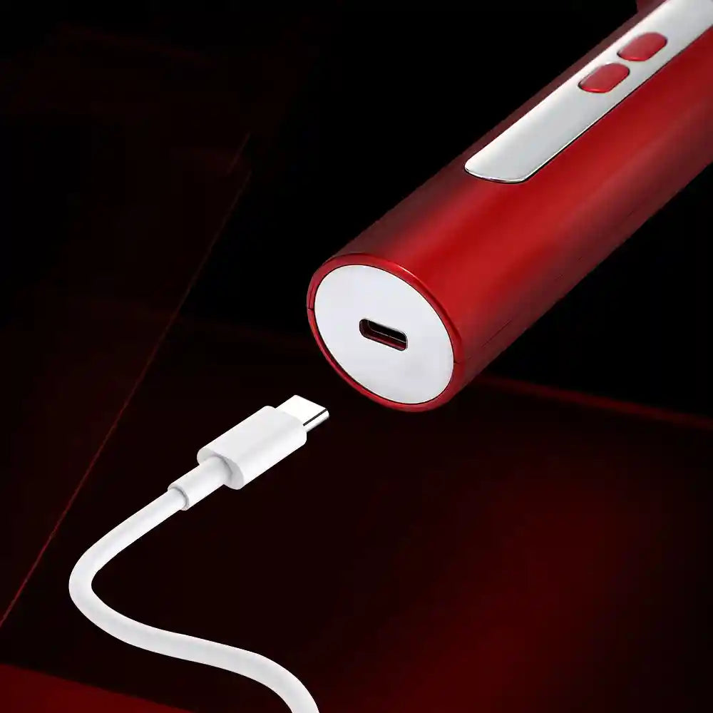 Gros plan sur le port de charge USB-C de la brosse de soin capillaire DermaScalp™, soulignant son design moderne.