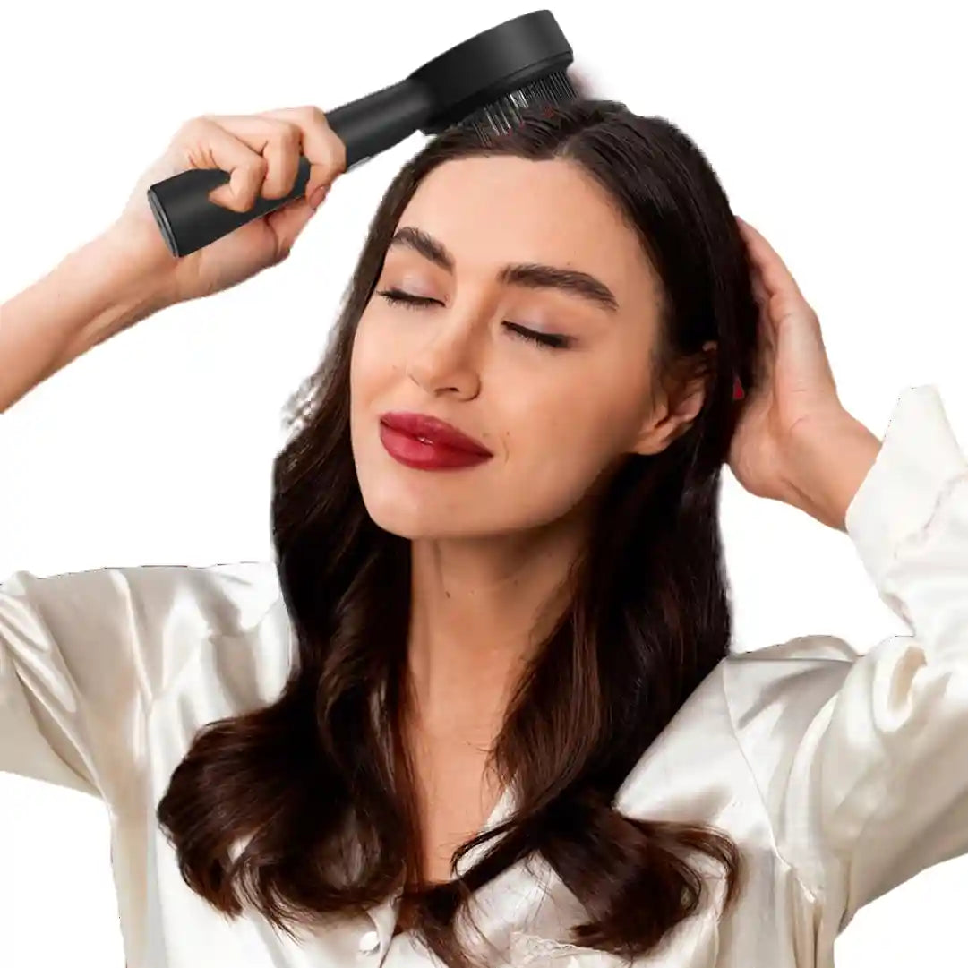 Femme utilisant la brosse DermaScalp™ pour un massage relaxant et stimulant du cuir chevelu.