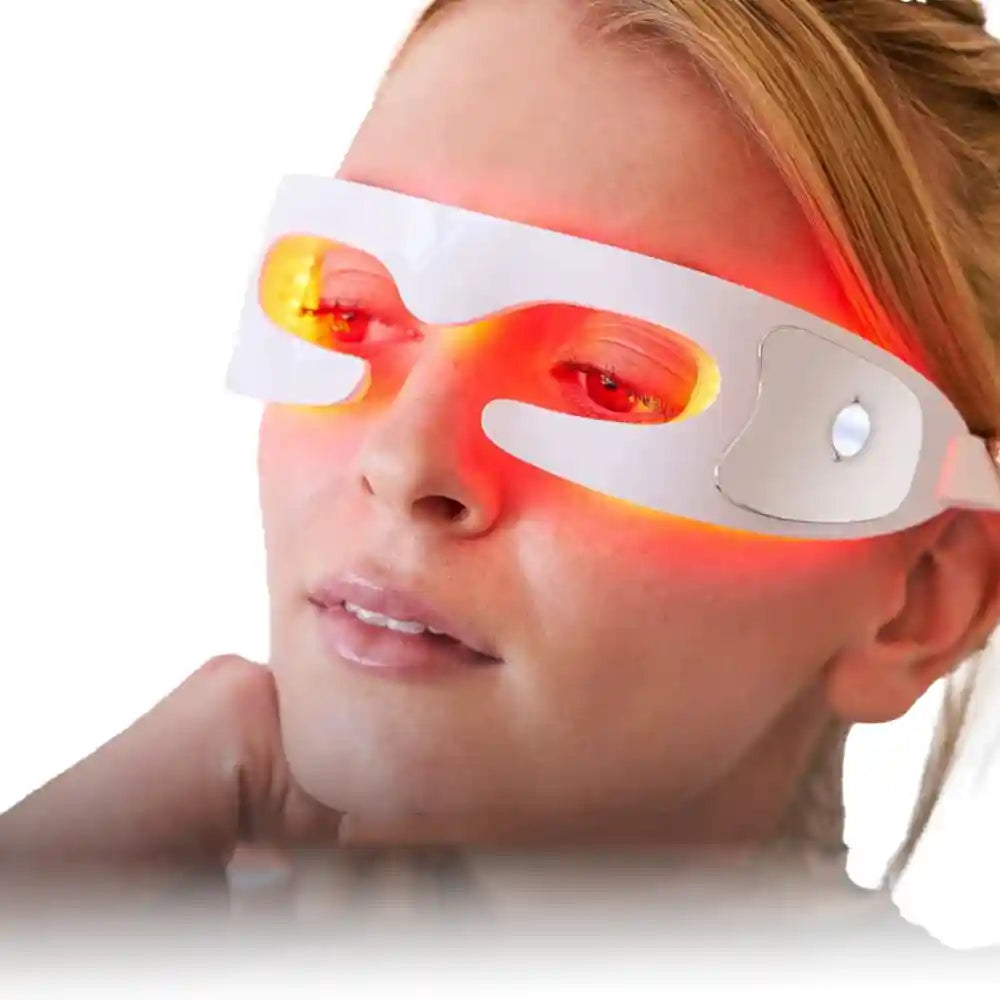 Femme utilisant le masque oculaire massant à lumière rouge AuraMask Air™ pour un soin anti-fatigue du contour des yeux.