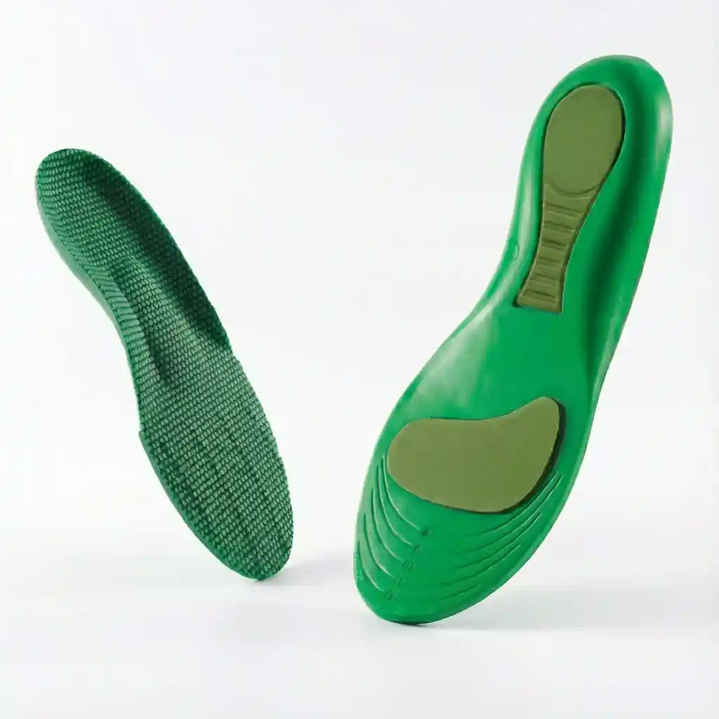 Paire de semelles orthopédiques multisport en coloris vert, affichant le même design ergonomique avec renfort au talon et support d'arche.