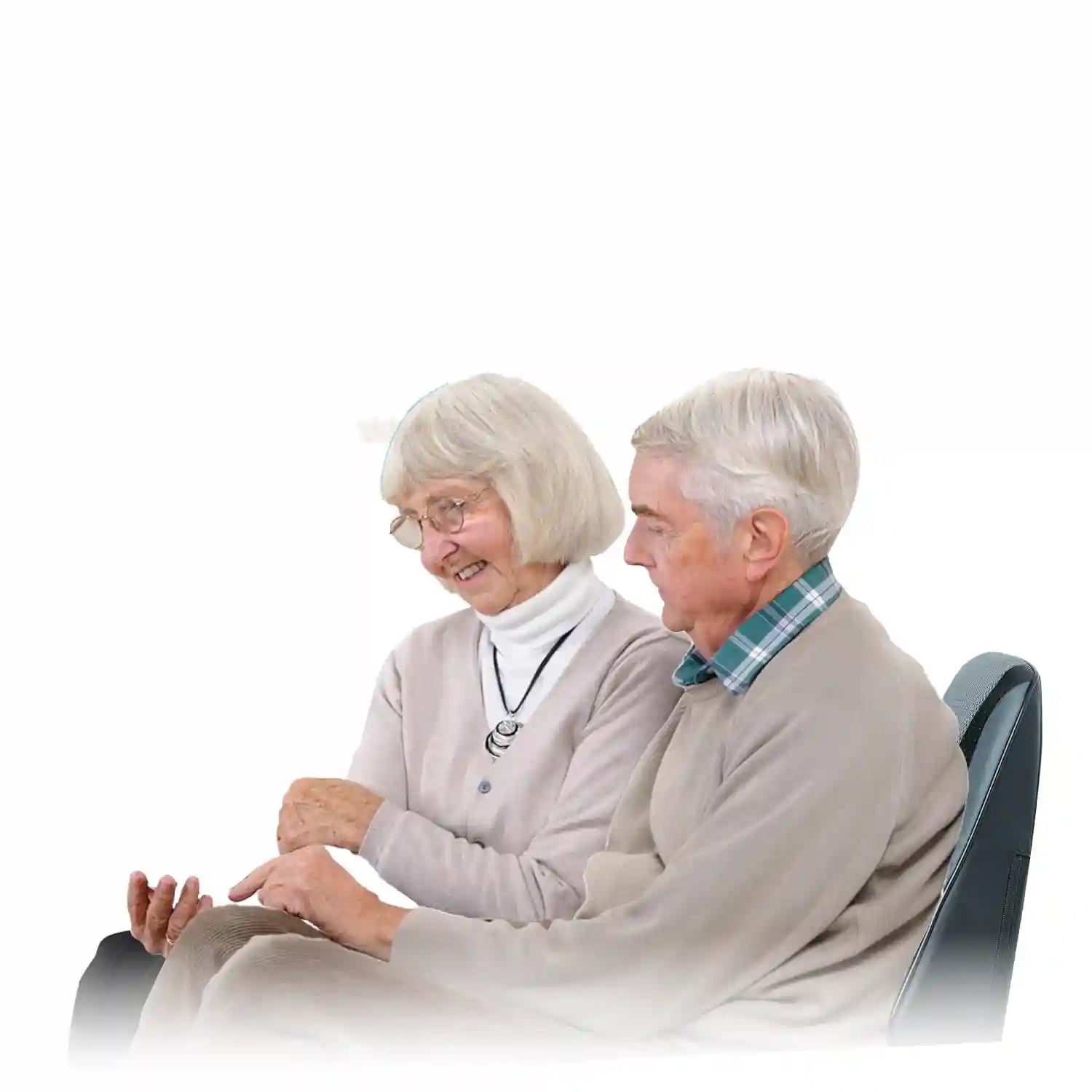 Couple senior utilisant un coussin massant pour le dos avec télécommande intuitive