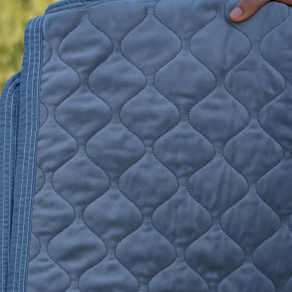 Vue détaillée de la texture matelassée de la couverture chauffante 12V grise, conçue pour un confort optimal.
