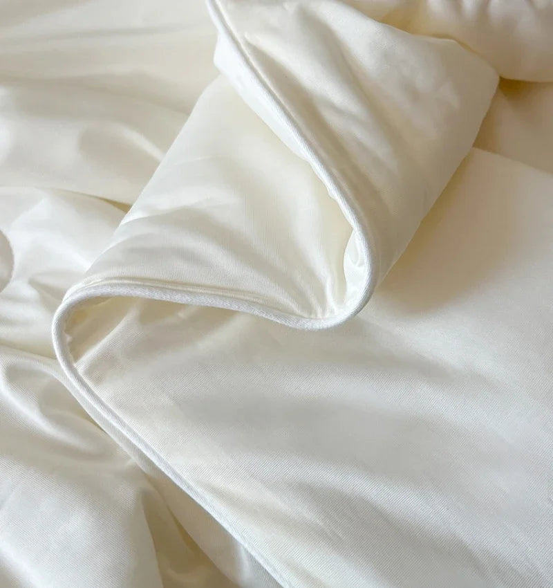 Gros plan sur le tissu en microfibre de la couverture CryoComfort™, idéal pour les peaux sensibles.