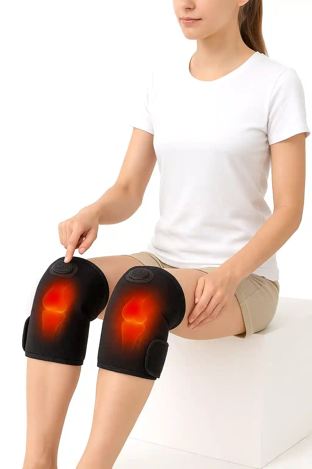 Personne traitant simultanément les deux genoux avec les attelles thérapeutiques FlexiTherapy™, idéales pour l'arthrose et la récupération.