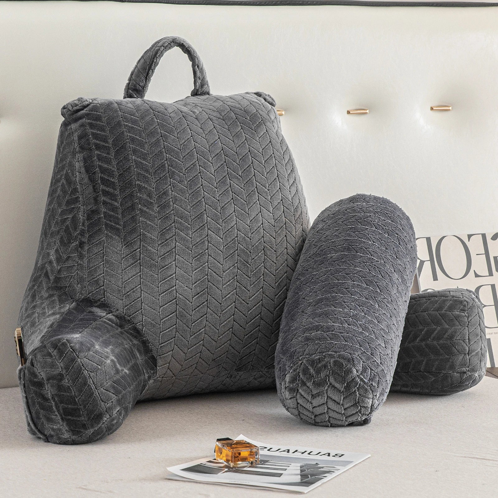 Le coussin de lecture ReadingThrone™ gris, positionné sur un lit, prêt à transformer votre espace de détente.