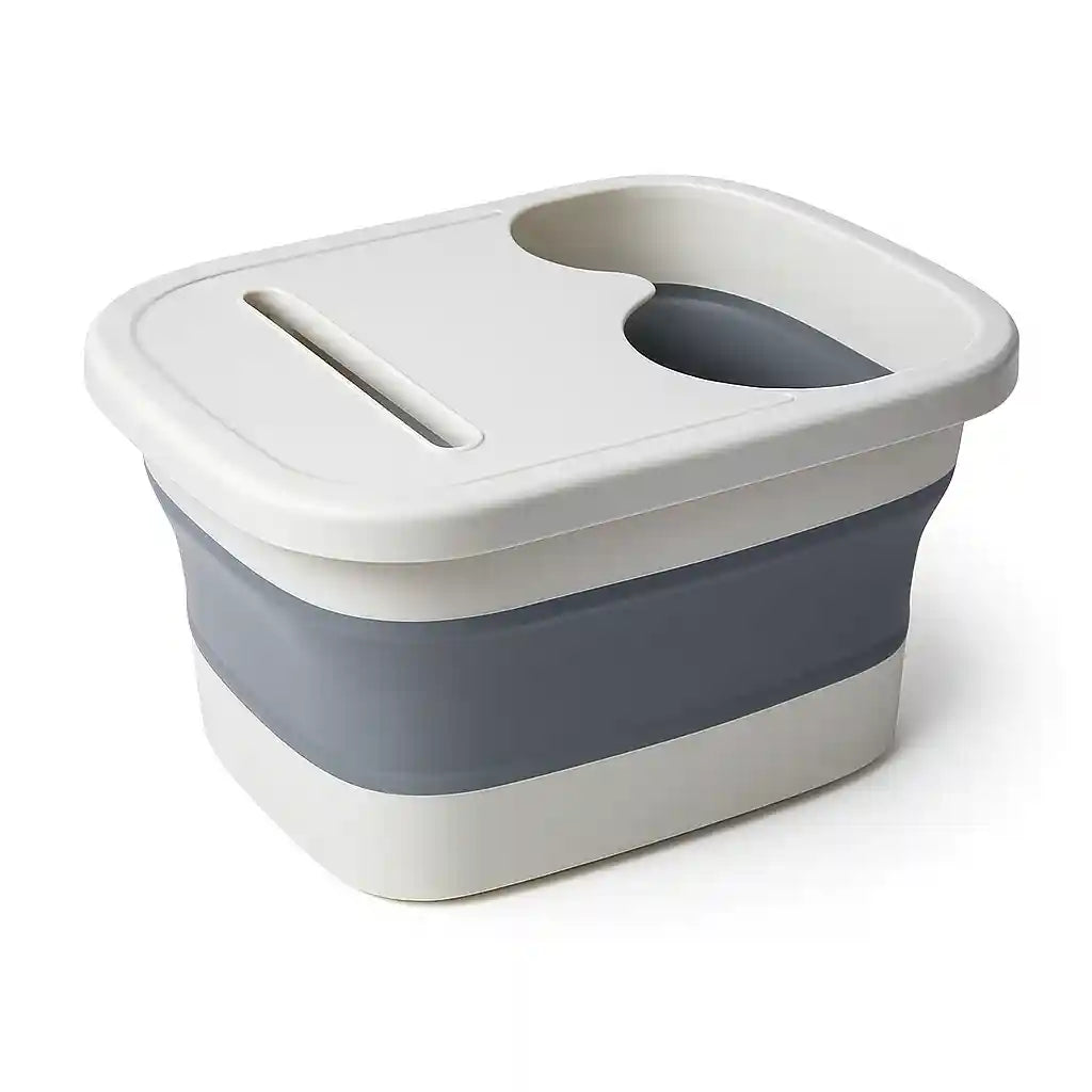Bain de pieds pliable AquaRetreat™ en gris et blanc, montrant sa forme compacte et dépliée, sur fond uni, soulignant sa polyvalence.