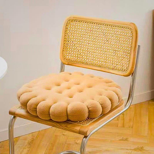 Coussin rond beige en laine confort moderne décoration intérieure.