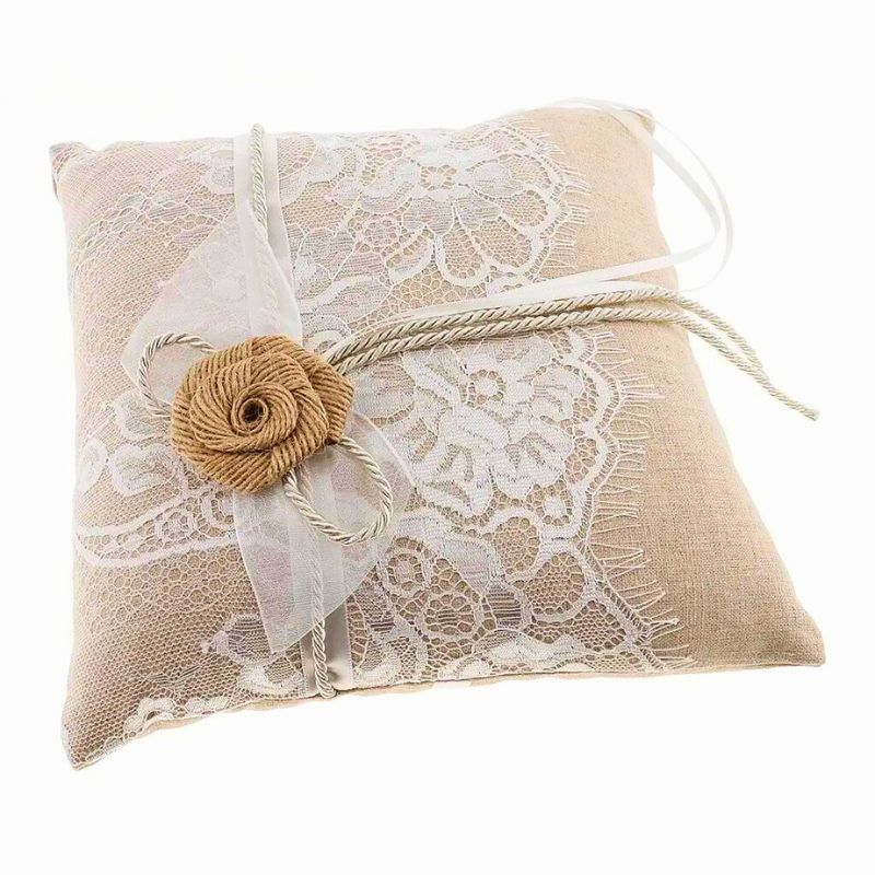 Coussin jute vintage mariage, dentelle et noeud floral