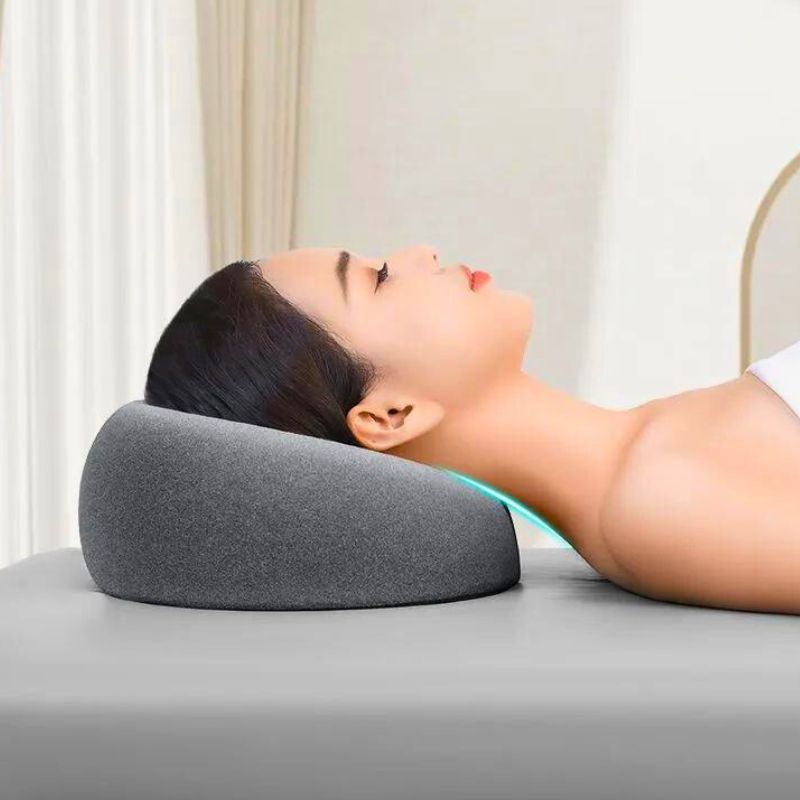 Coussin repose-tête ergonomique en mousse à mémoire de forme.