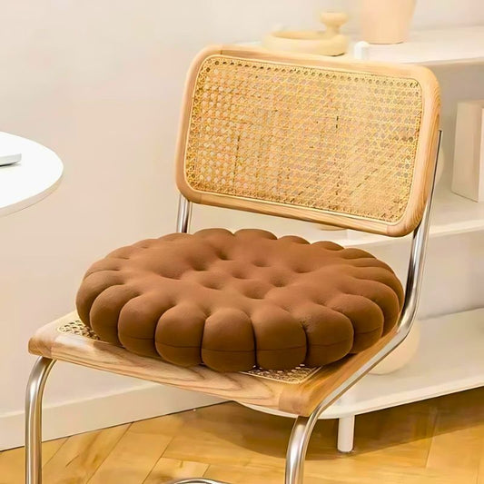 Coussin rond marron en laine confort moderne décoration intérieure.