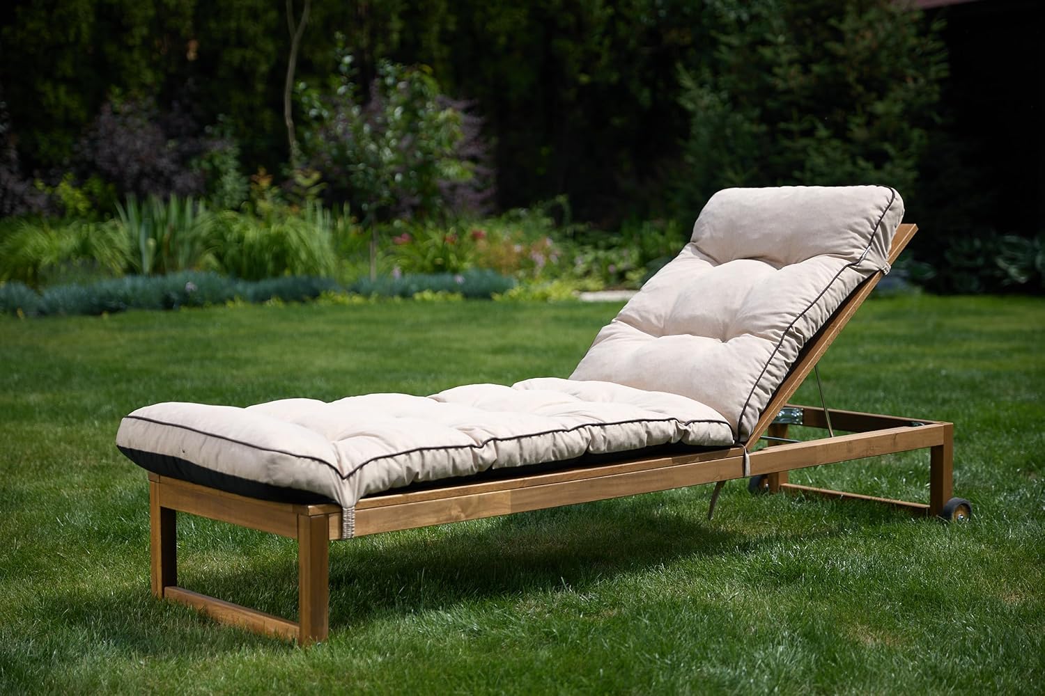 Outdoor cushion for deckchair: comfort &amp; durability for your garden