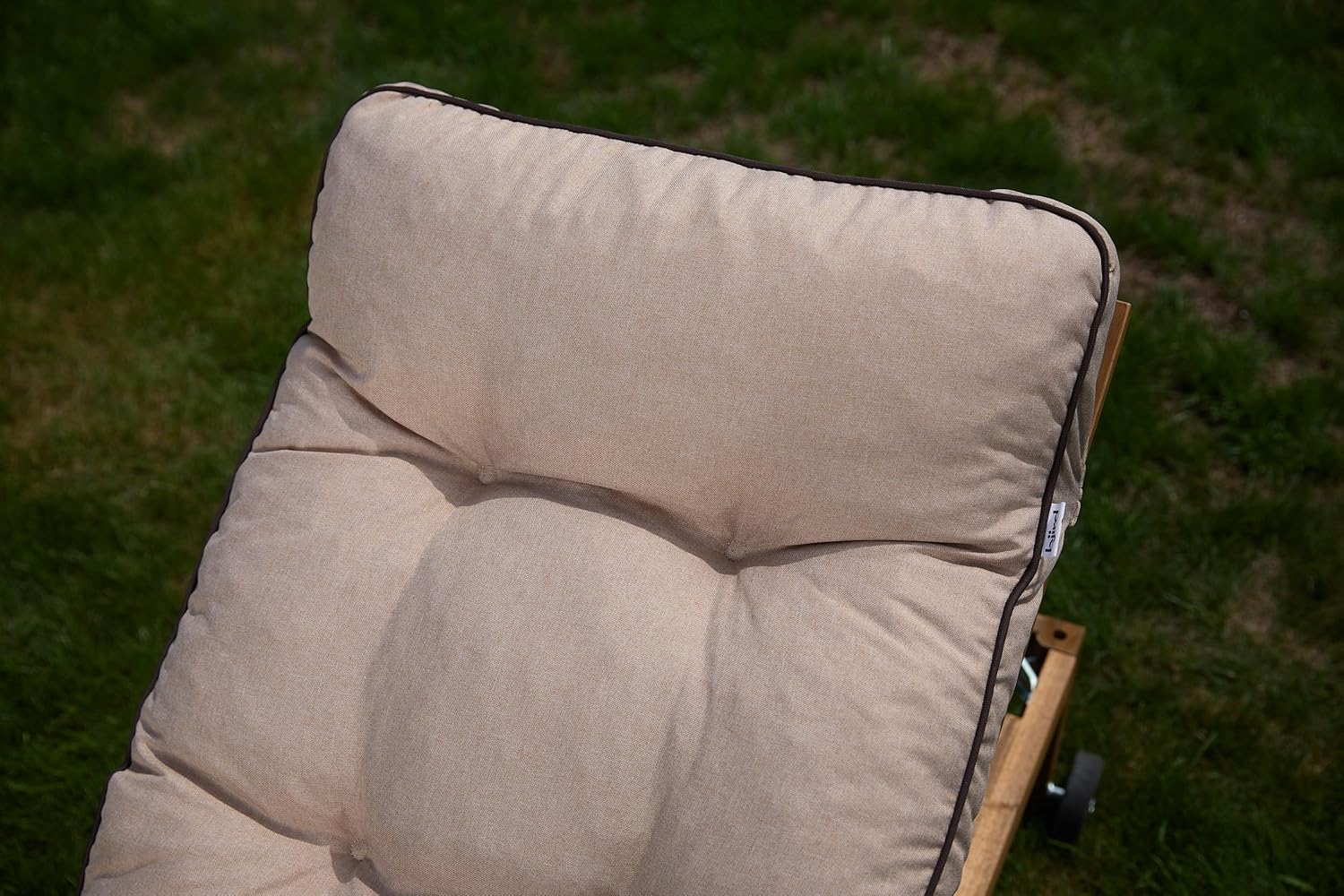 Outdoor cushion for deckchair: comfort &amp; durability for your garden