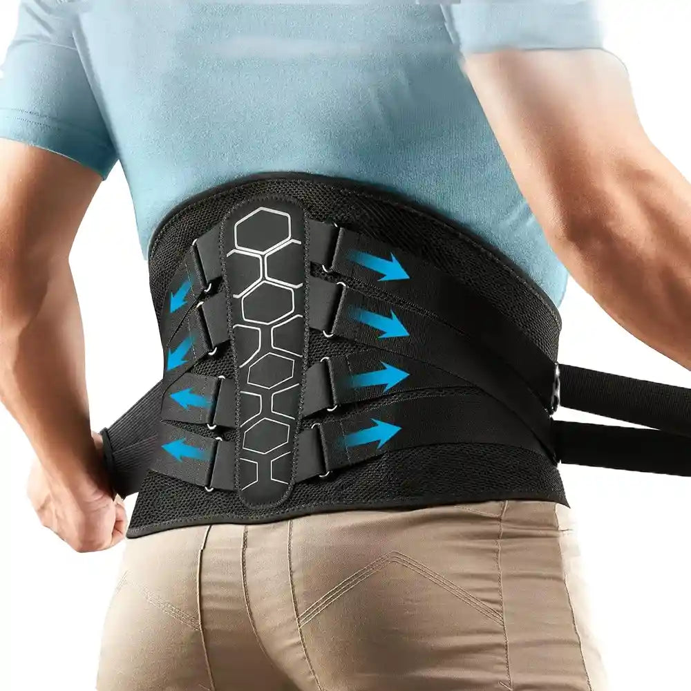Homme ajustant la ceinture lombaire SpineGuard Pro™, montrant le fonctionnement du système de poulie pour une compression ciblée.