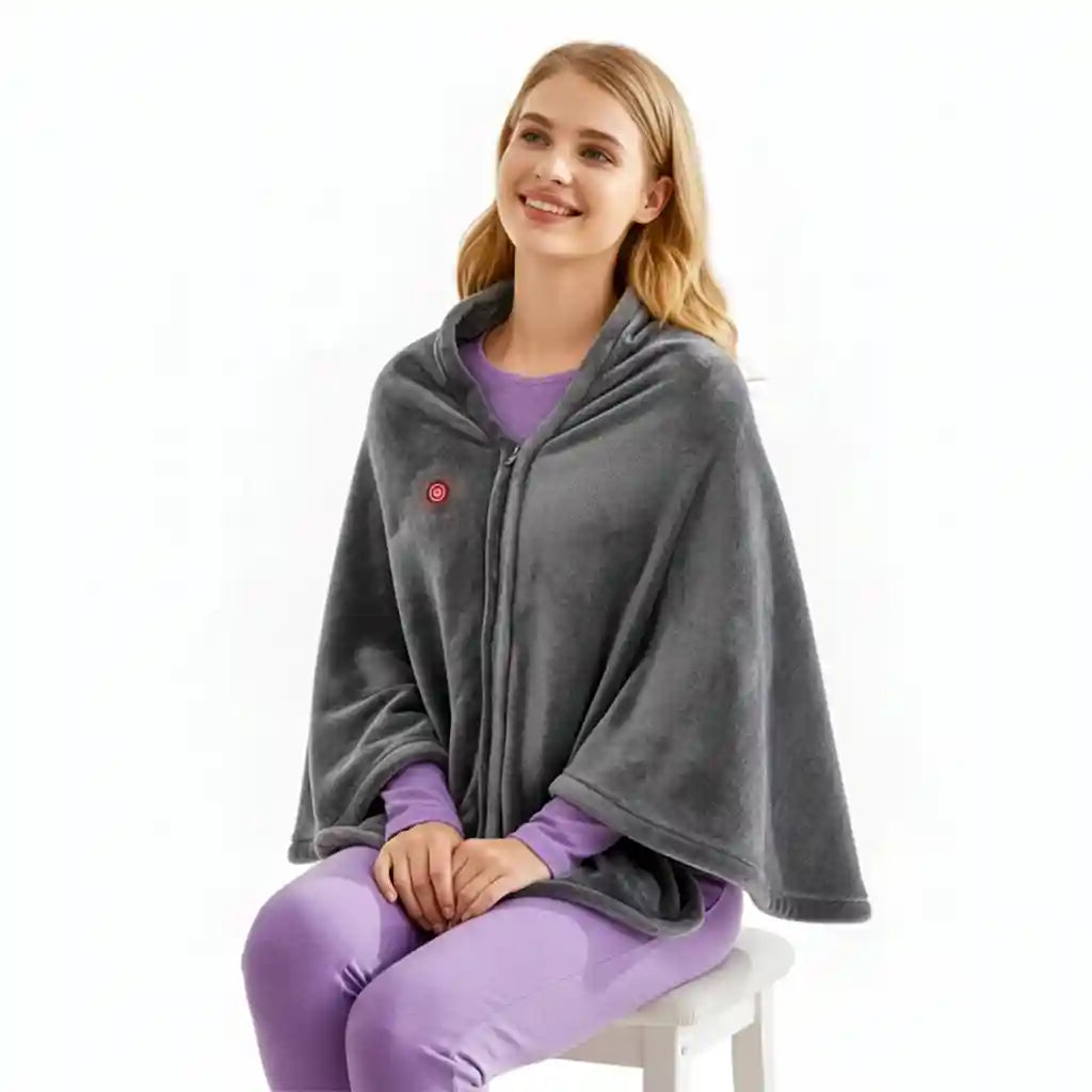 Femme portant la couverture chauffante pour le dos ThermoCape™ grise, illustrant son confort et sa facilité d'utilisation.