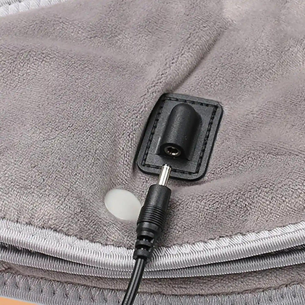 Gros plan sur le tissu peluche et le contrôleur à 3 niveaux de la minerve chauffante ThermoCollar™.