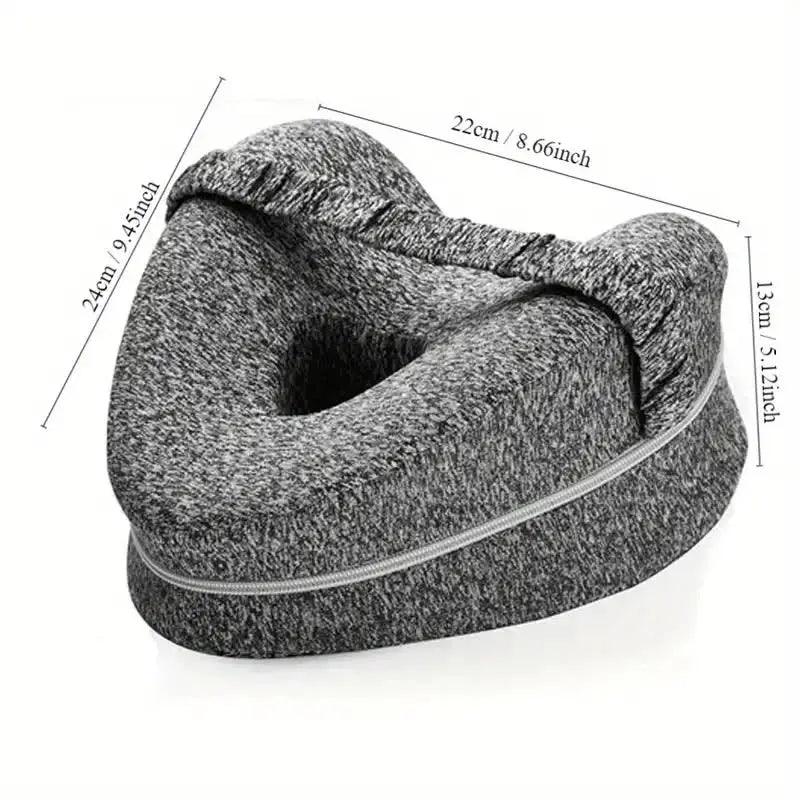 Coussin entre genou avec mesures pour illustrer son design ergonomique
