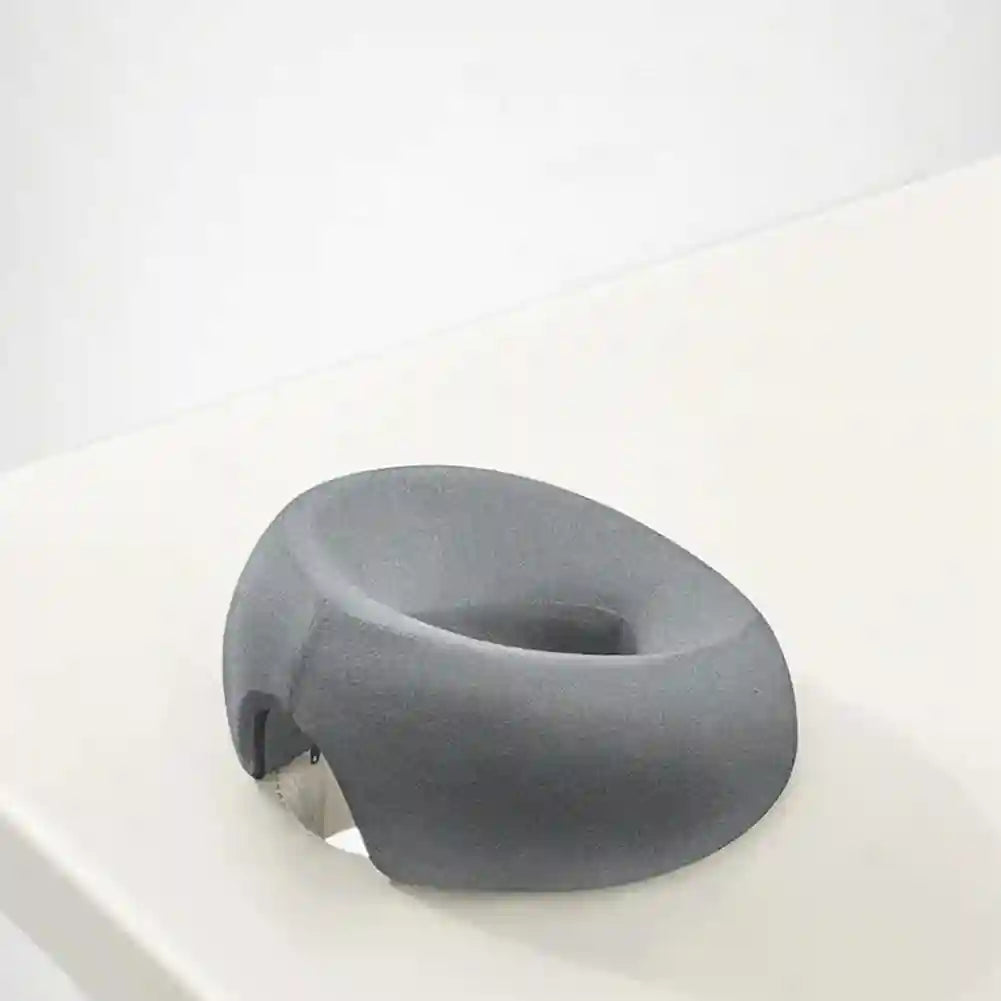 Coussin vitrectomie posé sur lit pour convalescence confortable