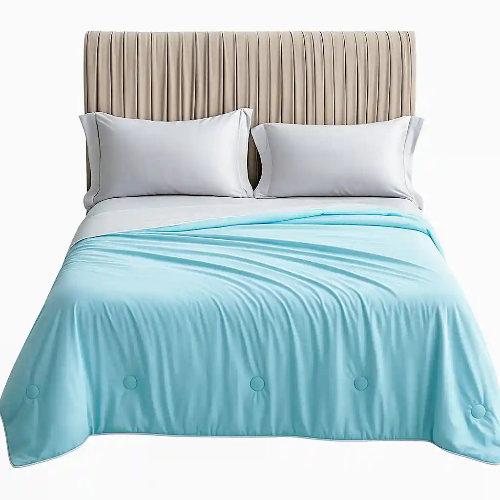 Couverture rafraîchissante CryoComfort™ bleu clair, installée sur un lit, conçue pour le traitement des sueurs nocturnes.