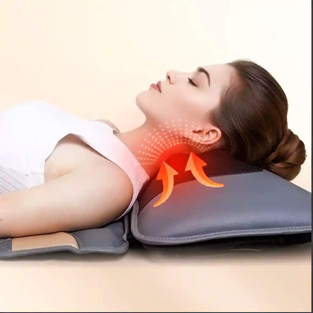 Gros plan sur l'oreiller cervical amovible du tapis AeroForm™ offrant une traction douce et un soulagement des tensions de la nuque.