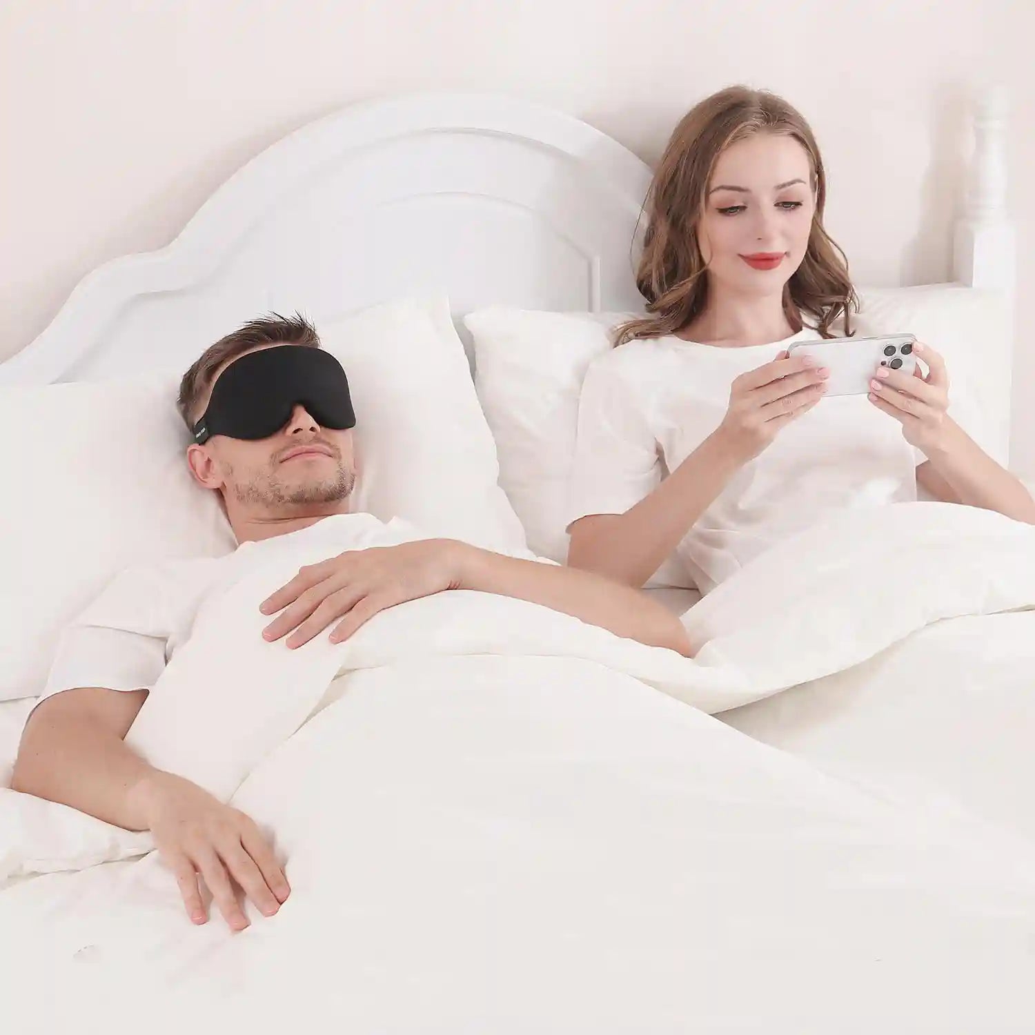 Femme souriante utilisant le masque de sommeil AuraMask Air™ pour soulager la fatigue oculaire et se détendre.