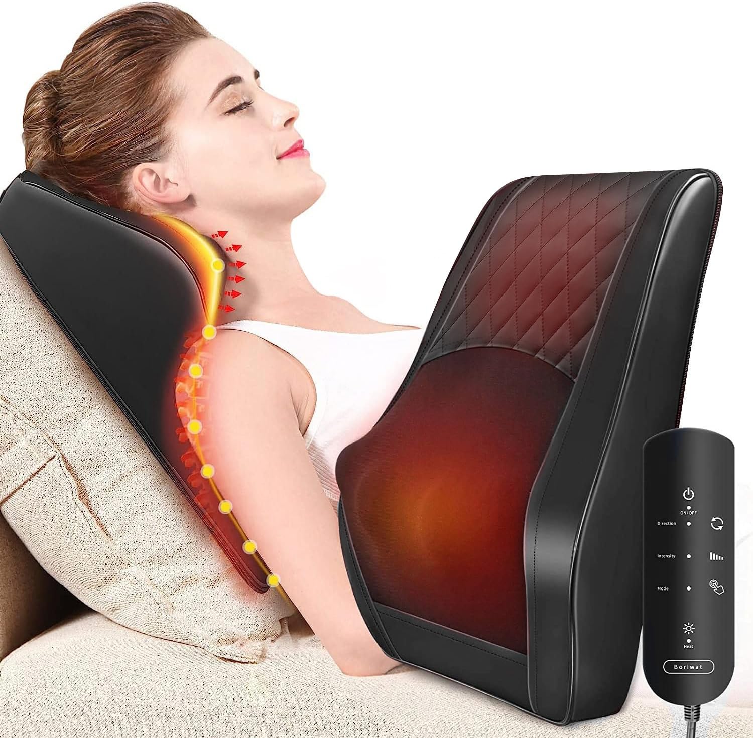 Femme détendue utilisant un coussin massant pour le dos avec fonction chauffante