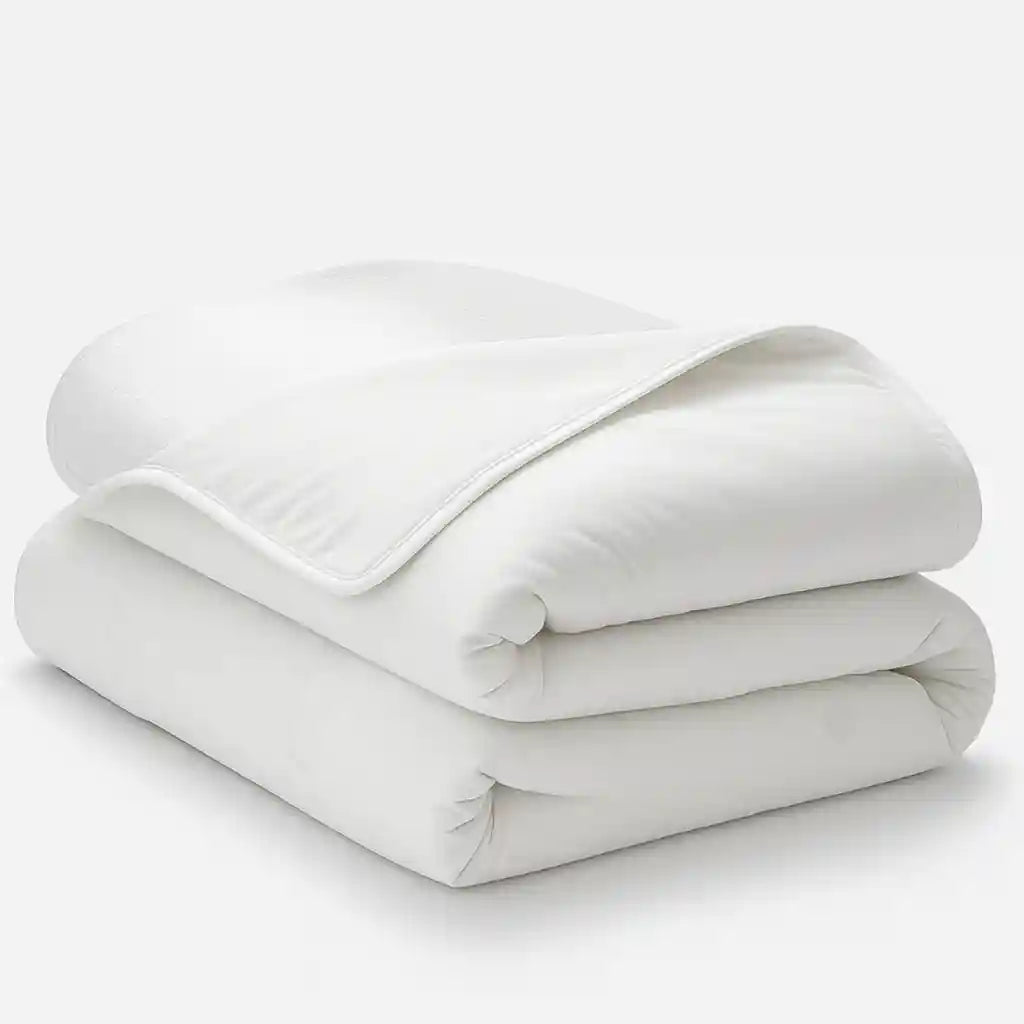 Couverture rafraîchissante CryoComfort™ blanche, pliée pour montrer sa légèreté et sa texture douce et hypoallergénique.
