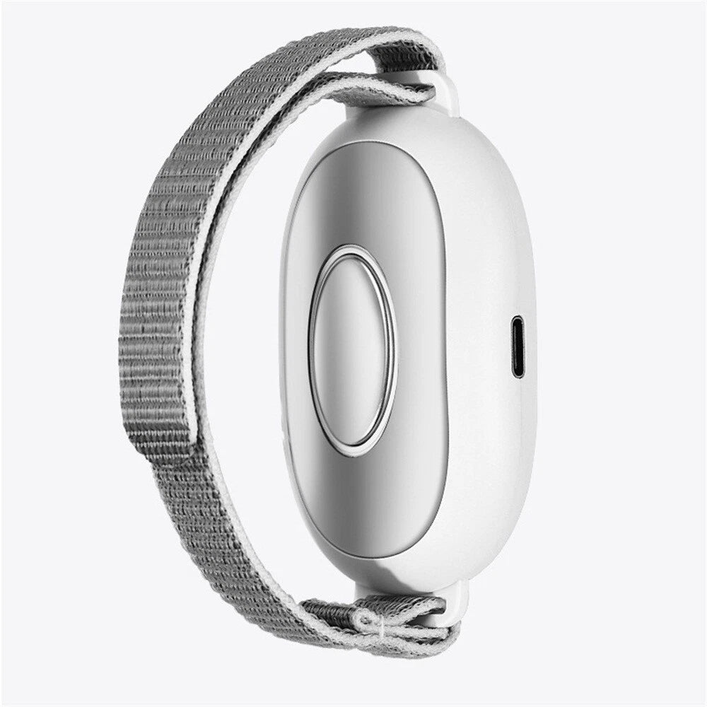  Vue de profil du dispositif d'aide au sommeil NeuroCalm™, illustrant sa conception discrète et portable.