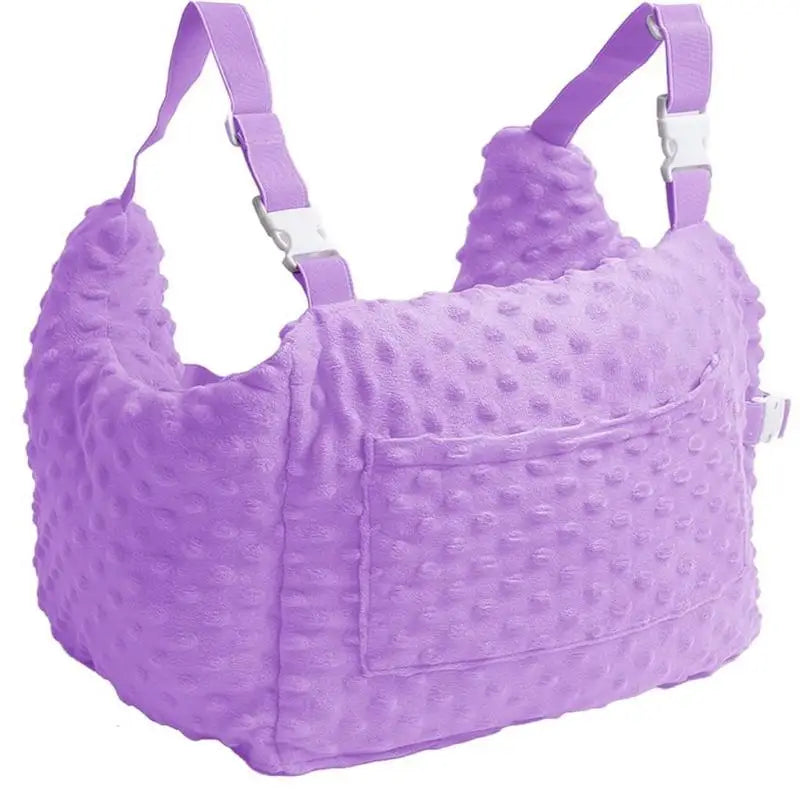 Coussin de convalescence post-opératoire AbdoCalm™ violet, montrant son tissu doux Minky à pois, sa poche de rangement et ses sangles de maintien réglables.