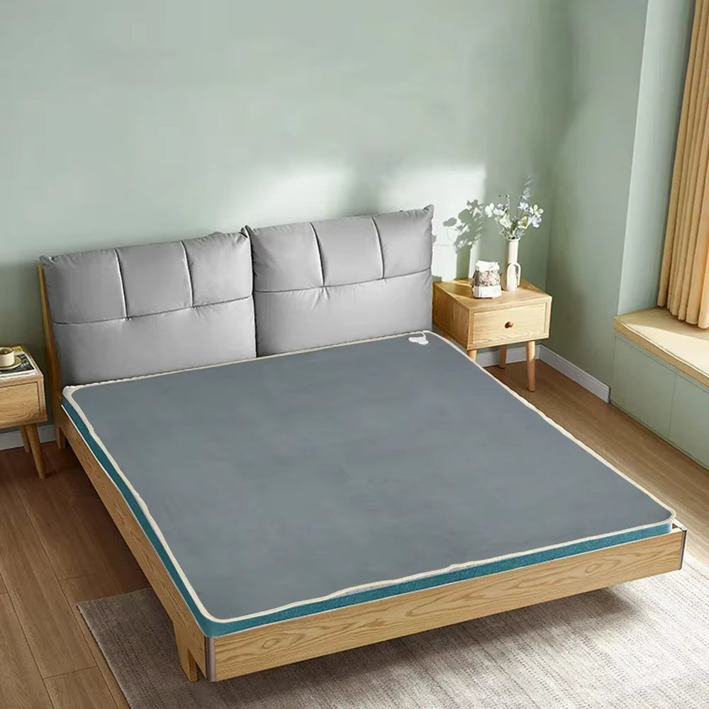 Le surmatelas chauffant ThermoNuit™ installé à plat sur un matelas, montrant son intégration parfaite sous les draps.