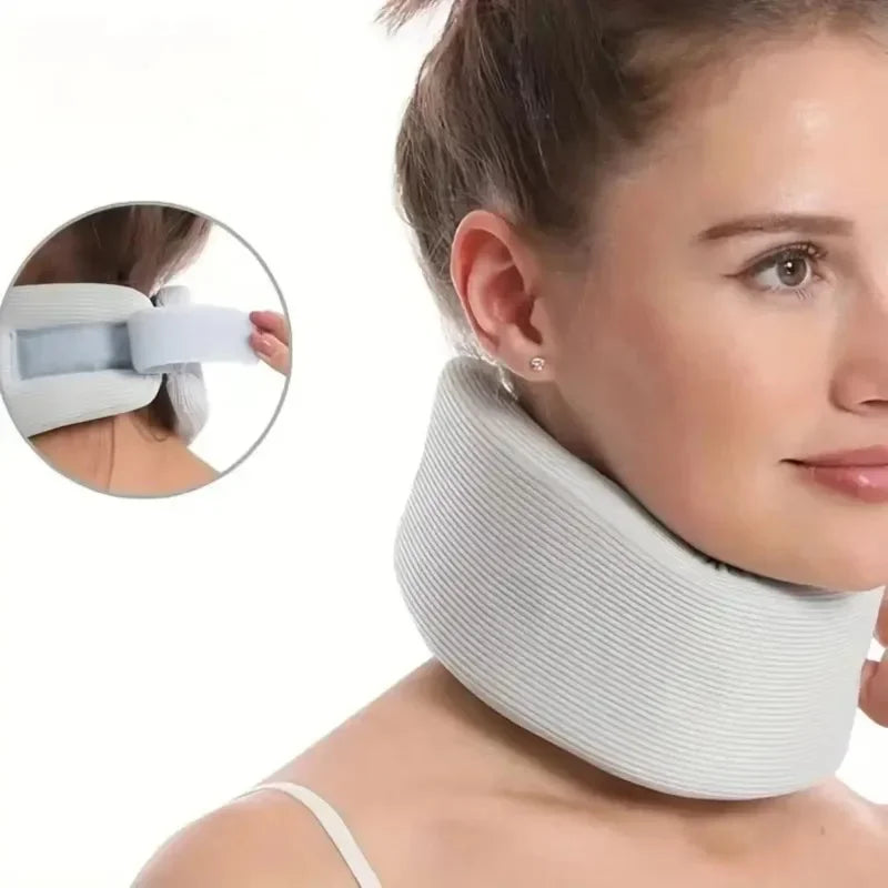 Gros plan sur une femme ajustant la sangle de fermeture auto-agrippante du coussin cervical, montrant l'arrière du cou.