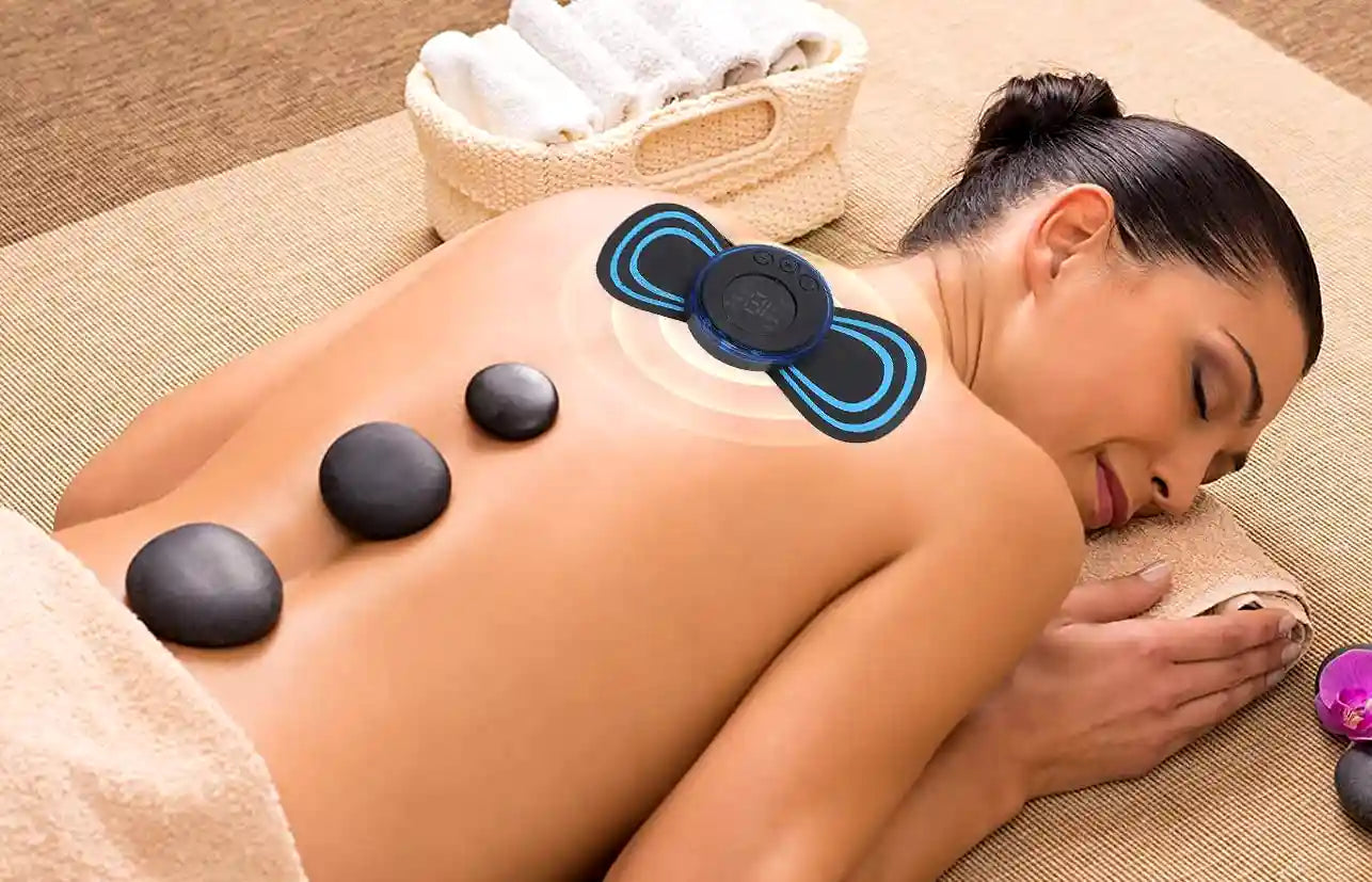 Patch d'électrostimulation NeuroPatch™ appliqué sur l'épaule pour cibler et relâcher un nœud musculaire.