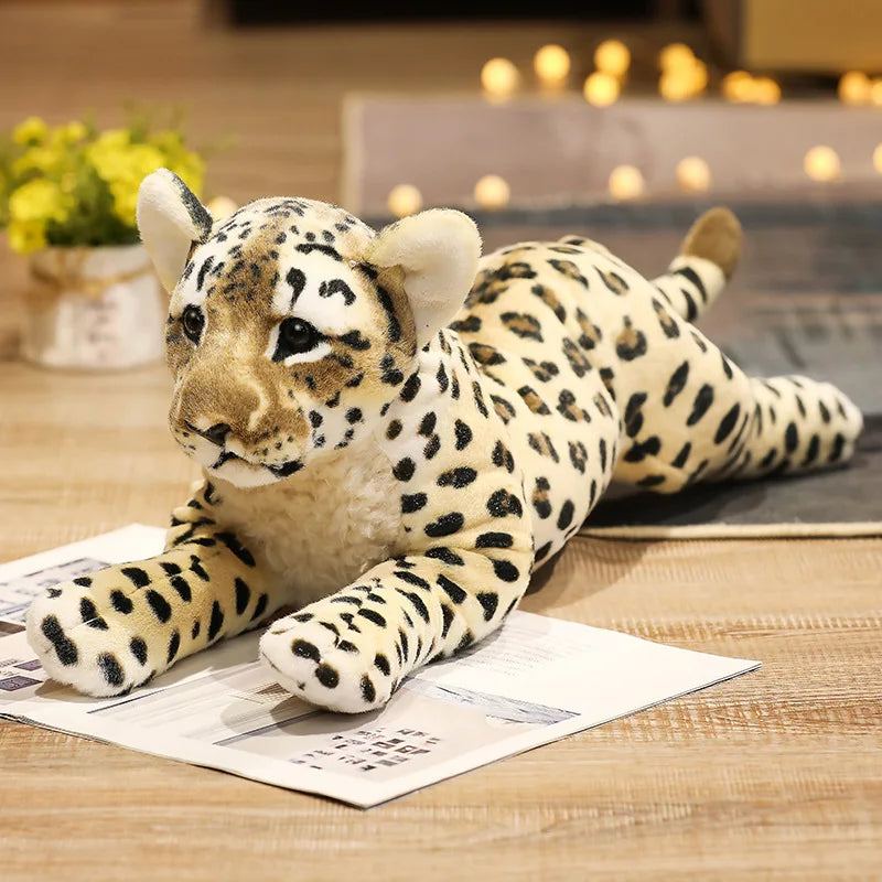 Coussin tigre en peluche doux et réaliste pour décoration intérieure ou cadeau.