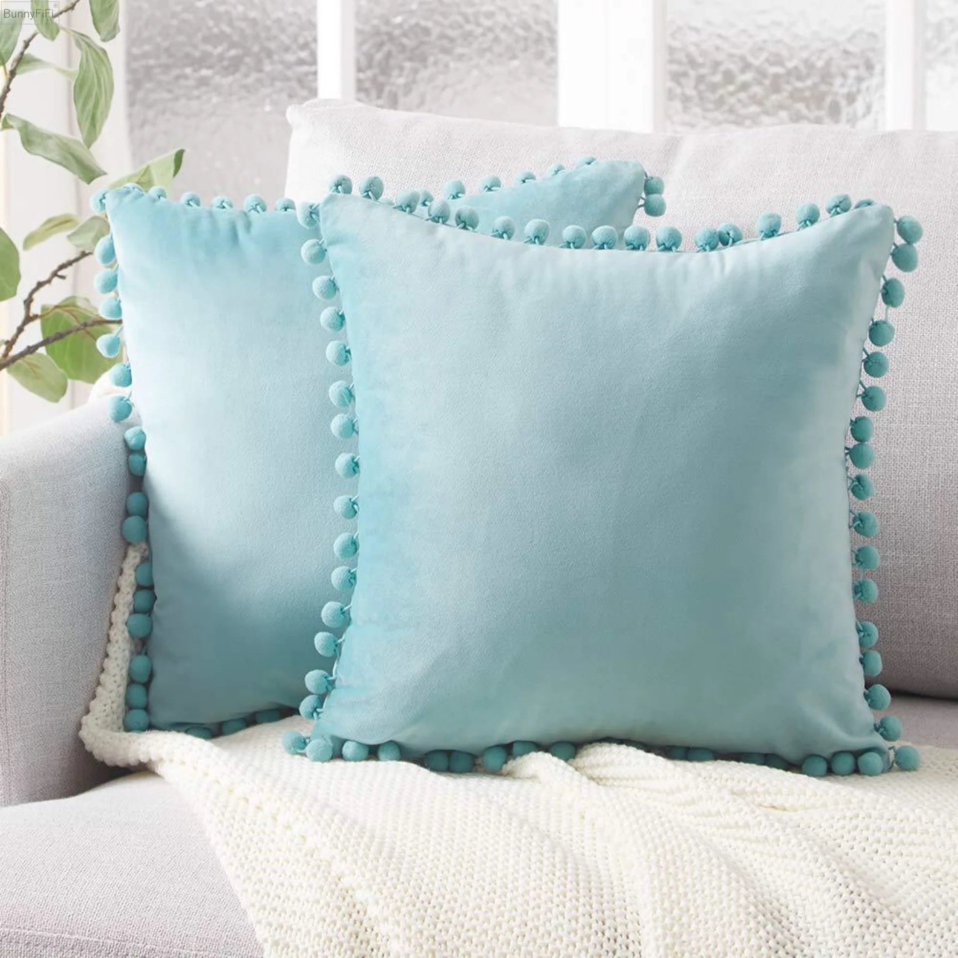 Coussin Pompon en Velours : Élégance et Confort pour votre Intérieur