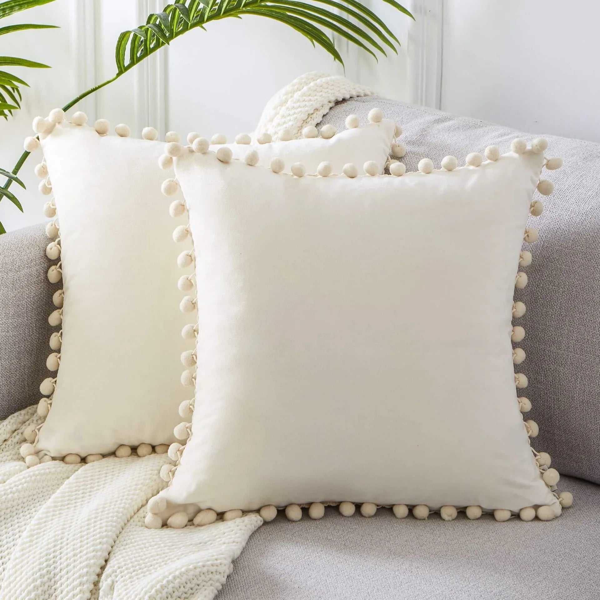 Coussin Pompon en Velours : Élégance et Confort pour votre Intérieur