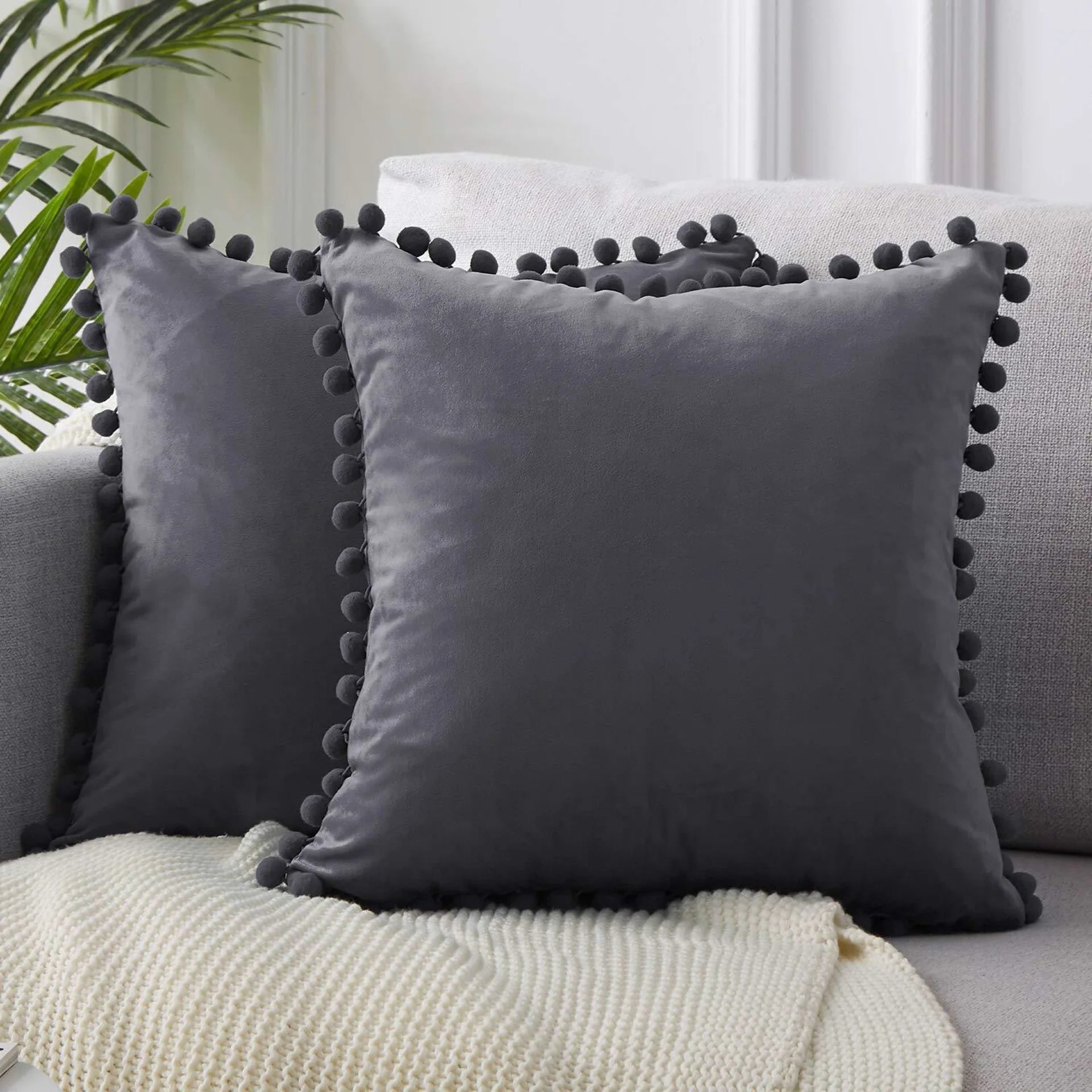 Coussin Pompon en Velours : Élégance et Confort pour votre Intérieur