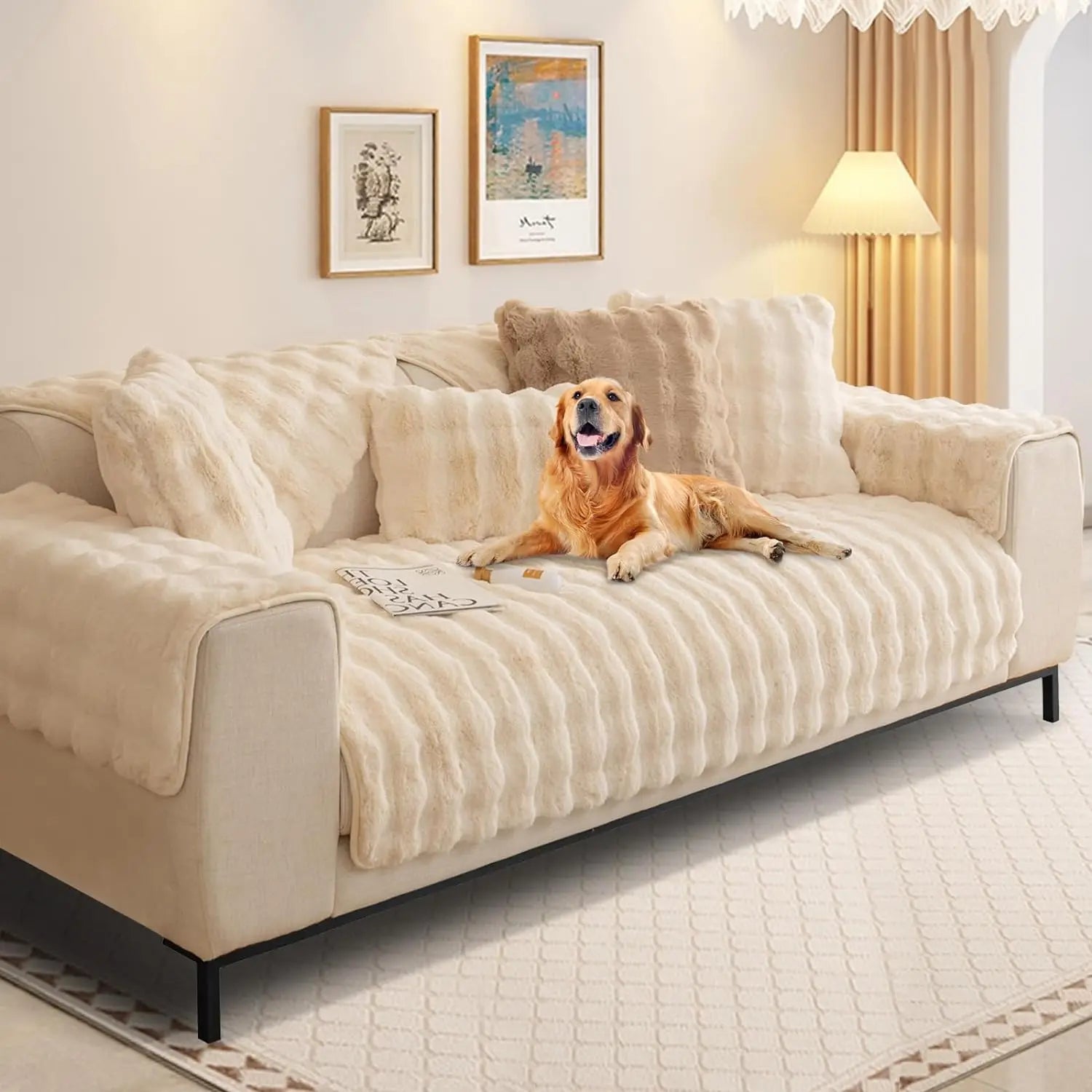 Housse canapé antidérapante beige en peluche avec chien golden retriever confortablement installé